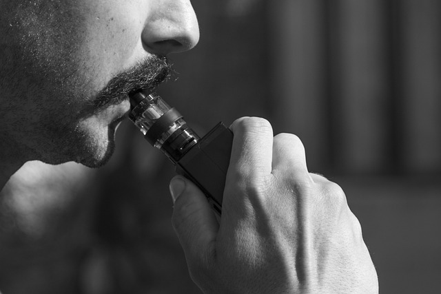 muž vape